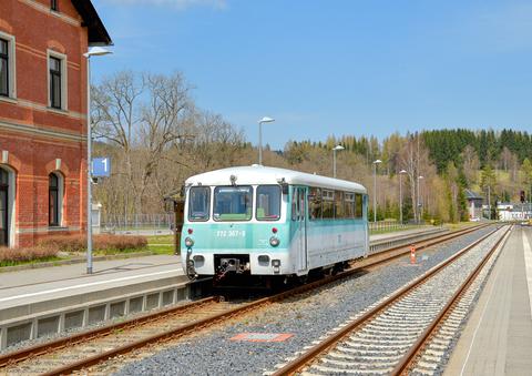 Geburtstagssonderfahrt am 30. April 2022 mit der „Ferkeltaxe“ 772 367-9 von Schwarzenberg nach Johanngeorgenstadt und zurück, hier vor der Rückfahrt am Anfangspunkt der JS-Linie am Bahnsteig 1.