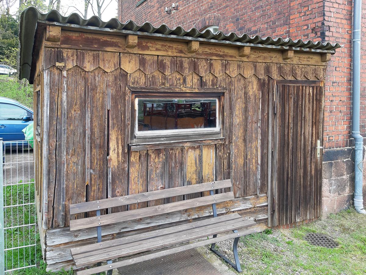 In diesem Häuschen neben dem Empfangsgebäude des Bahnhofes Markersdorf-Taura befindet sich das Stellwerk dieser Station der vor 120 Jahren eröffneten Chemnitztalbahn. Es beherbergt u. a. eine Hebelbank. Die Jugendgruppe des örtlichen Vereins will den kleinen Anbau nun sanieren.