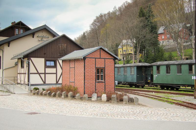 In Rittersgrün hat die Sammlung ehemaliger Hektometersteine verschiedener sächsischer Schmalspurbahnen nun einen Platz neben dem ehemaligen Empfangsgebäude bekommen.