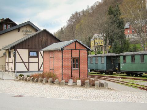 In Rittersgrün hat die Sammlung ehemaliger Hektometersteine verschiedener sächsischer Schmalspurbahnen nun einen Platz neben dem ehemaligen Empfangsgebäude bekommen.
