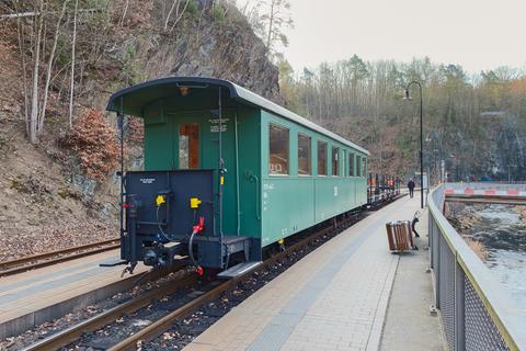 Bei der Abnahmefahrt des Einheitswagens 970-443 entstand am 4. April 2022 in Rabenau am Bahnsteig beim Umsetzen der Zuglok (der V10C der IG Weißeritztalbahn e. V.) diese Aufnahme.