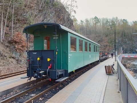Bei der Abnahmefahrt des Einheitswagens 970-443 entstand am 4. April 2022 in Rabenau am Bahnsteig beim Umsetzen der Zuglok (der V10C der IG Weißeritztalbahn e. V.) diese Aufnahme.