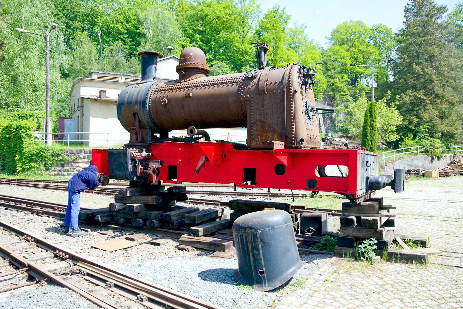 Am 14. Mai erhielt der Rahmens der Dampflok vom Henschel-Typ „Helfmann“ einen neuen roten Anstrich.
