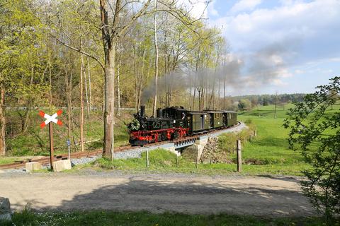 Am 30. April/1. Mai 2022 erinnerten die geschmückte Rauchkammertür und die Aufschriften am Wasserkasten der Gastlok 99 608 in Lohsdorf an die Eröffnung der Schwarzbachbahn vor 125 Jahren.