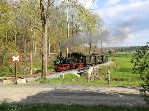 Am 30. April/1. Mai 2022 erinnerten die geschmückte Rauchkammertür und die Aufschriften am Wasserkasten der Gastlok 99 608 in Lohsdorf an die Eröffnung der Schwarzbachbahn vor 125 Jahren.