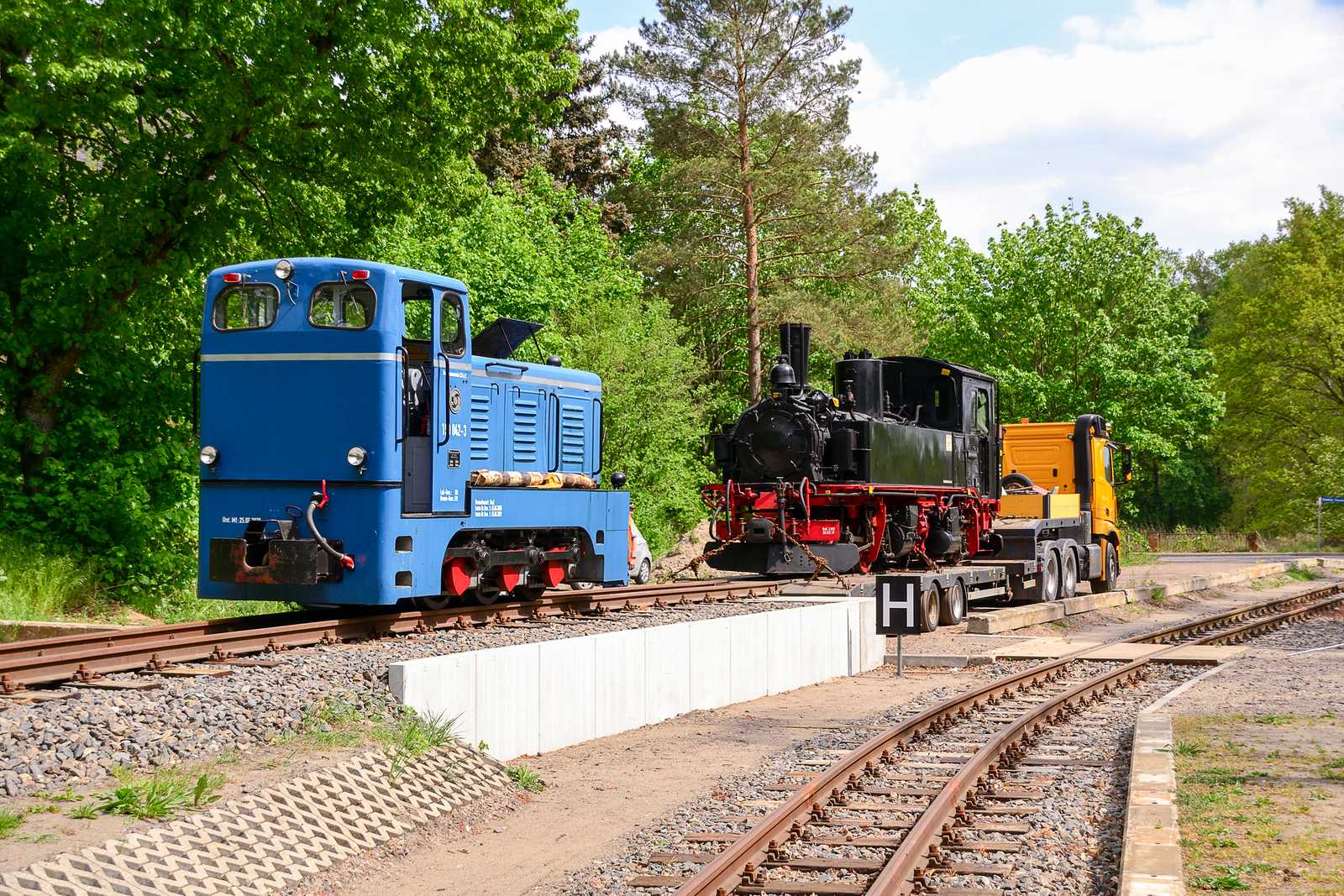 Die Lok 199 042-3 zog am 11. Mai 2022 in Magdeburgerforth Mitte die Gastlok 99 608 aus Freital vom Tieflader.