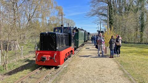 Zu den Osterfahrtagen standen beide V10C-Lokomotiven des Vereins abwechselnd im Einsatz. Damit entfiel in Lindenberg das zeitaufwendige Umsetzen.