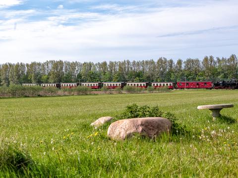 Im Mai genügten beim Molli noch sieben Personenwagen und einer der „langen“ Gepäckwagen, wie hier von Jürgen Herold am 16. Mai 2022 vor dem Hp Steilküste dokumentiert. Zuglok war die 99 2322-9.