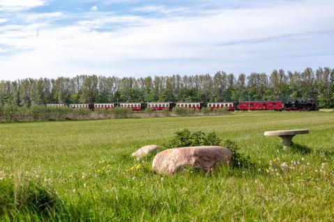 Im Mai genügten beim Molli noch sieben Personenwagen und einer der „langen“ Gepäckwagen, wie hier von Jürgen Herold am 16. Mai 2022 vor dem Hp Steilküste dokumentiert. Zuglok war die 99 2322-9.