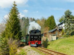 Schönstes Osterwetter herrschte am Ostermontag 2023, als die IV K 99 516 der Museumsbahn Schönheide e. V. mit ihrem Personenzug kurz vor Neuheide unterwegs war.