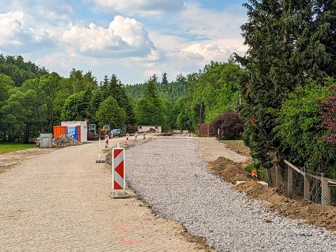 Blick am 9. Juni 2023 von der Position der künftigen Einfahrweiche aus Richtung Steinbach über das fertiggestellte Gleisplanum.