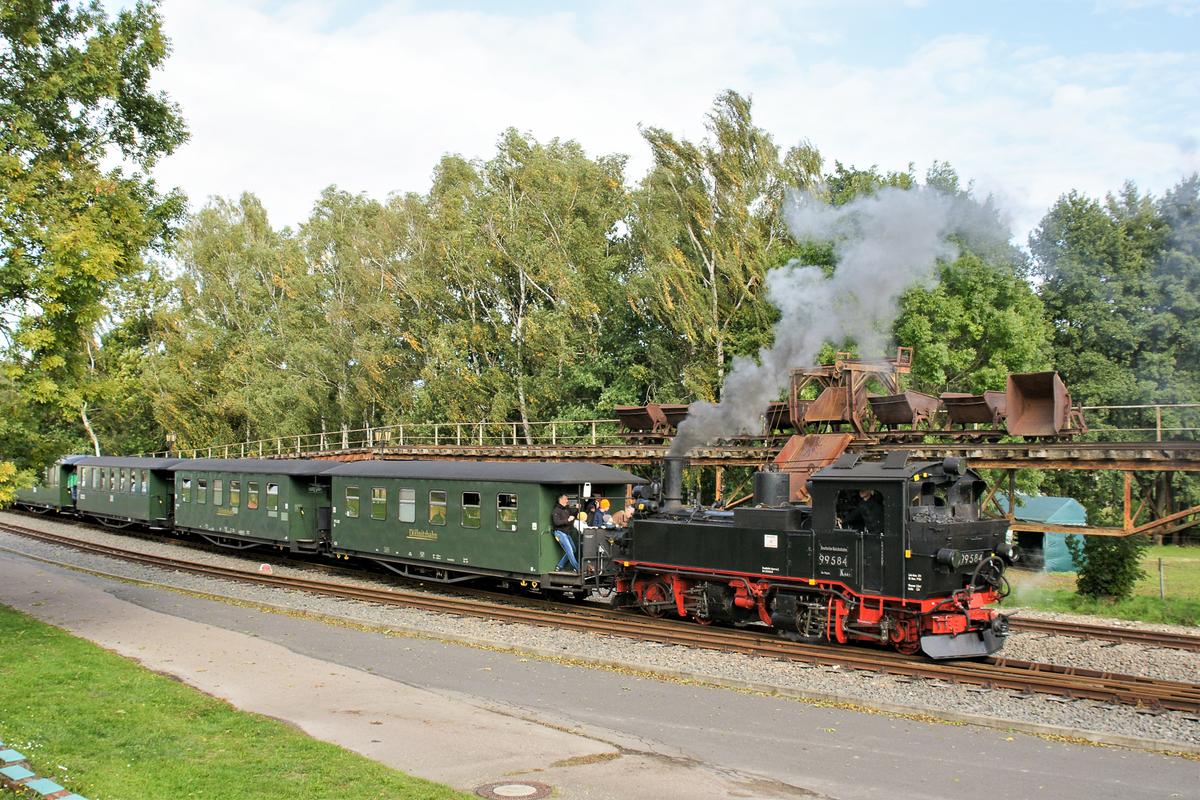 Am Wochenende 1./2. Oktober kam bei der Döllnitzbahn die Dampflok 99 584 vor den Personenzügen zum Einsatz. Nach dem Umsetzen nahm sie Markus Strässle im Bahnhof Glossen auf.