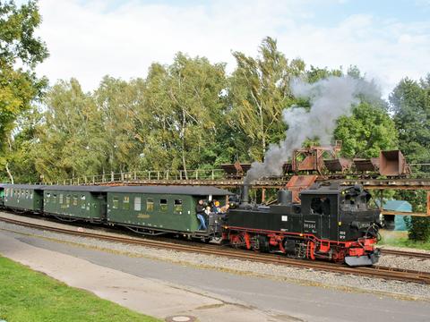 Am Wochenende 1./2. Oktober kam bei der Döllnitzbahn die Dampflok 99 584 vor den Personenzügen zum Einsatz. Nach dem Umsetzen nahm sie Markus Strässle im Bahnhof Glossen auf.