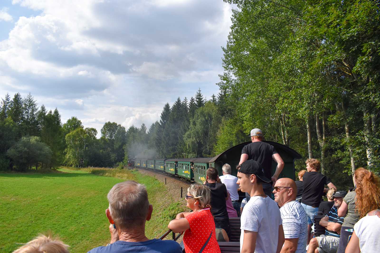 Züge mit maximal möglicher Länge und stehende Fahrgäste charakterisierte im Juli und August 2022 häufig den Betrieb der ÖPNV-Schmalspurbahnen. Anlass für die am 14. August 2022 im Aussichtswagen stehenden Fahrgäste der SDG Fichtelbergbahn war aber das 125. Jubiläum der Cranzahler Strecke.