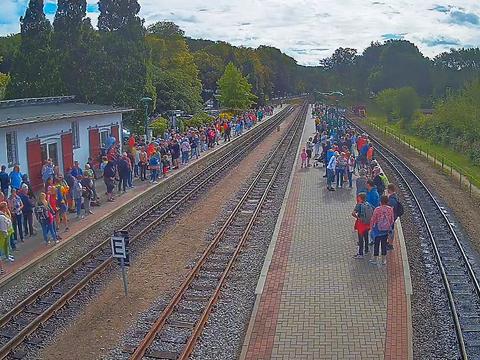 Die Webcam der RüBB im Bahn­hof Binz LB dokumentierte auch am 30. August 2022 den großen Andrang auf den „Rasenden Roland“. Da die aus Putbus und Göhren einfahrenden Züge bereits gut besetzt waren, blieben Reisewillige am Bahnsteig freiwillig zurück.