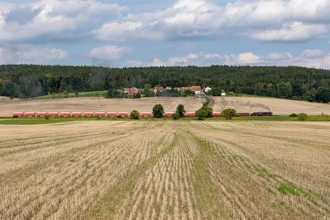 Bei ihrer Lastprobefahrt am 10. August 2023 fotografierte Henry Hunger die VSE-50 3616-5 hinter der Ausfahrt Oberrohn in Richtung Eisenach, das Dorf im Hintergrund heißt Hüttenhof.