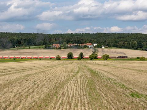 Bei ihrer Lastprobefahrt am 10. August 2023 fotografierte Henry Hunger die VSE-50 3616-5 hinter der Ausfahrt Oberrohn in Richtung Eisenach, das Dorf im Hintergrund heißt Hüttenhof.