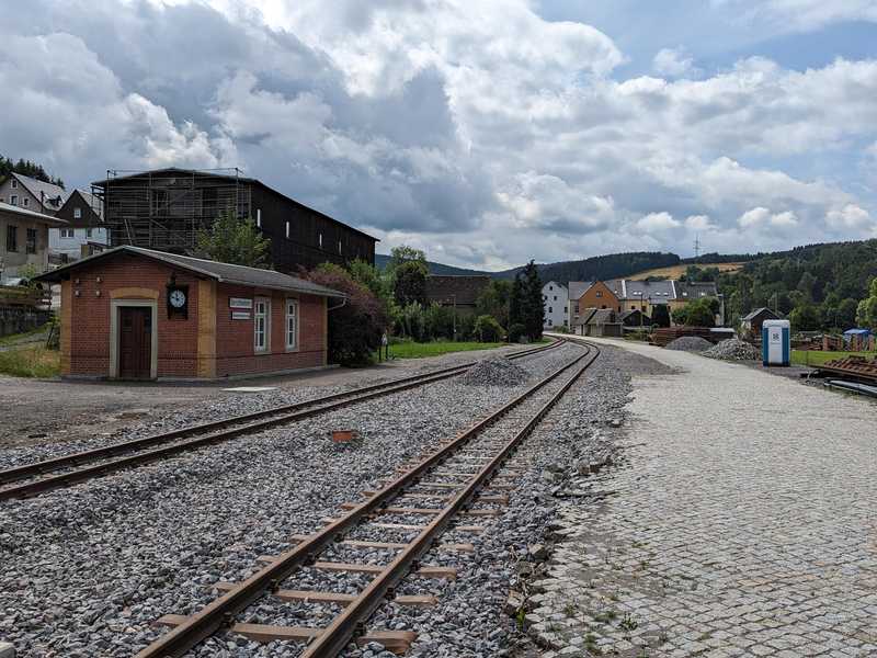 Die Gleisarbeiten im Bahnhof Oberschmiedeberg sind (bis auf das Anschlussgleis am Stationsgebäude) abgeschlossen.
