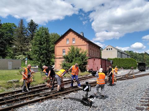 Arbeitseinsatz auch bei großer Hitze: Am 2. Juli 2022 wurden im „neuen“ Bahnhof Jöhstadt Weichen gerichtet und gestopft – Ute Clausnitzer arbeitete nicht nur mit, sondern hatte auch ihre Kamera dabei.
