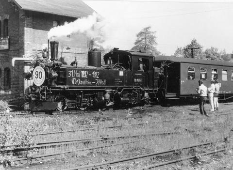 Am 31. Mai 1982 war auch Rainer Fiedler als Mitglied der DMV-AG 3/58 aus Radebeul im Preßnitztal unterwegs und fotografierte den anlässlich 90 Jahre Strecke Wolkenstein
– Jöhstadt geschmückten Zug. Beim Halt in Steinbach nahm er die Nummer der Lok 99 1585-1 am Führerhaus mit auf.