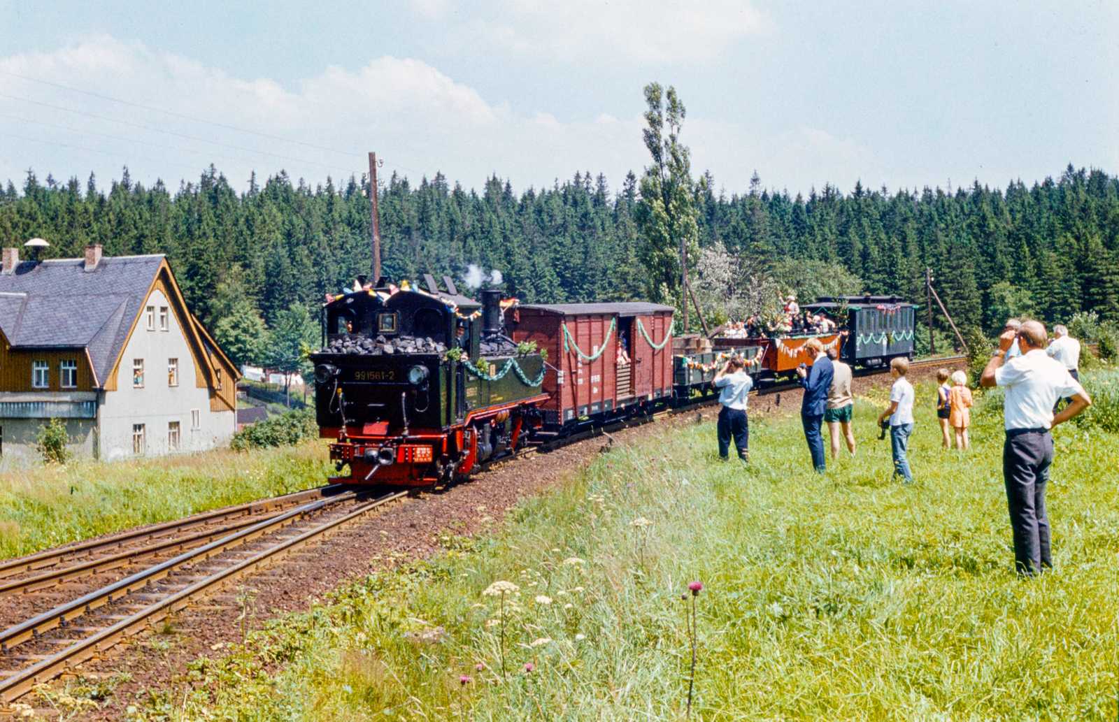 Am 19. Juli 1972 wird der als „Traditionszug“ verkehrende Sonderzug mit der IV K 99 1561-1 aus Wolkenstein auch bei der Einfahrt in den Bahnhof Kretscham-Rothensehma von der Bevölkerung herzlich begrüßt.
