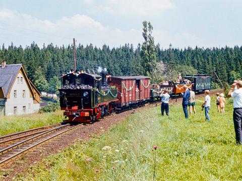 Am 19. Juli 1972 wird der als „Traditionszug“ verkehrende Sonderzug mit der IV K 99 1561-1 aus Wolkenstein auch bei der Einfahrt in den Bahnhof Kretscham-Rothensehma von der Bevölkerung herzlich begrüßt.