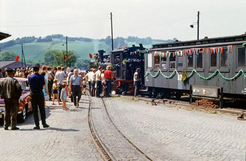 Eine IV K ist im Jahr 1972 auf der Fichtelbergbahn ein ungewohnter Anblick, ihr gilt am 19. Juli daher viel Aufmerksamkeit, hier in Cranzahl.