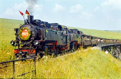 Den aus acht „großfenstrigen“ Personenwagen, dem OOw 97-28-02 und drei Einheitspersonenwagen gebildeten Sonderzug führen die Neubauloks 99 1771-7 (Vorspann) und 99 1782-4 (Zuglok) nach Oberwiesenthal.