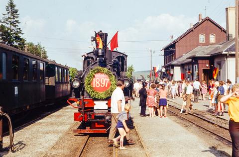 Im Bahnhof Oberwiesenthal findet nach der Ankunft der Züge von 16.20 bis 18 Uhr ein Musikprogramm statt. Zur Festveranstaltung müssen die Eisenbahner und geladenen Gäste jedoch bereits 17 Uhr mit der Schwebebahn auf den Fichtelberg – dort wird bis 23.30 Uhr getanzt.