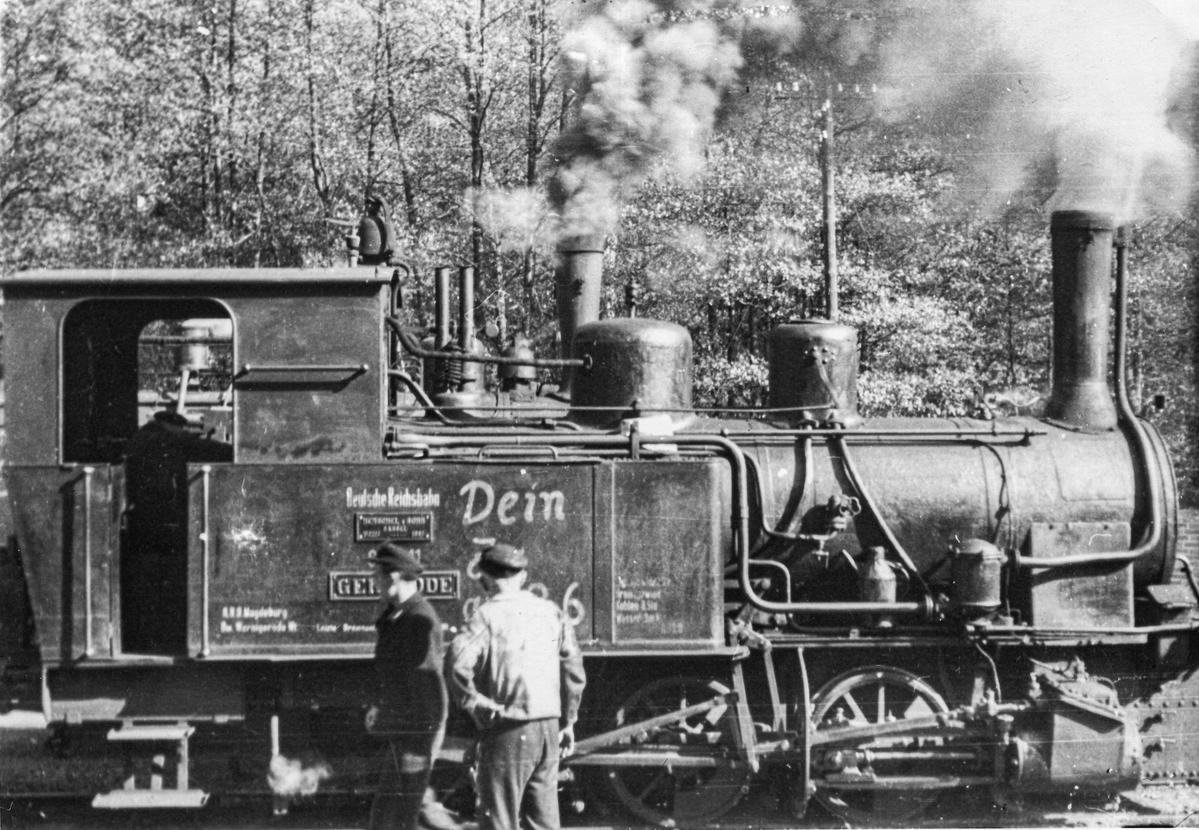 Walter Apel fotografierte im Oktober 1950 die Lok „Gernrode“ im Bahnhof Alexisbad. Die Reichsbahn-Nr. 99 5811 war mit Farbe über die Namenstafel geschrieben.