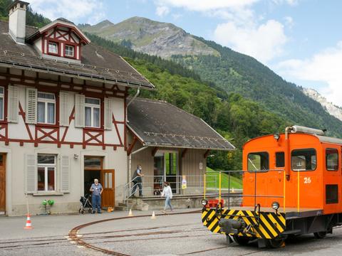 Kanton Glarus: Vor dem Bahnhof Elm liegen wieder Gleise – sowohl meterspurige als auch die einer Gartenbahn, auf der u. a. Modelle der Sernftalbahn fahren. Der Rangiertraktor 26 stammt von den Rhätischen Bahnen.