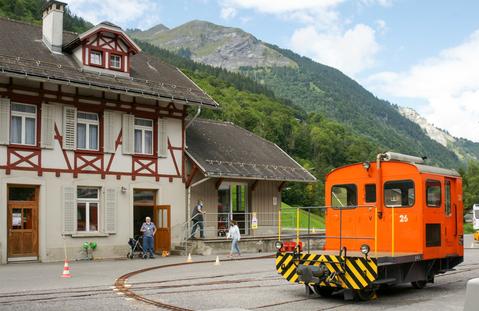 Kanton Glarus: Vor dem Bahnhof Elm liegen wieder Gleise – sowohl meterspurige als auch die einer Gartenbahn, auf der u. a. Modelle der Sernftalbahn fahren. Der Rangiertraktor 26 stammt von den Rhätischen Bahnen.