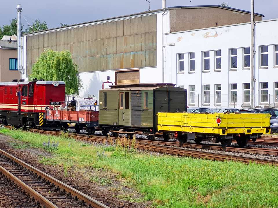 Die SOEG-Diesellok 199 018 brachte am 30. Juni 2022 die beiden zweiachsigen Museumswagen 97-19-67 (Ow, ex FrBB) und den Bahnpostwagen 1717 von Zittau nach Bertsdorf zurück. Das zweiachsige Nebenfahrzeug am Zugschluss diente als Bremswagen.