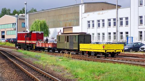 Die SOEG-Diesellok 199 018 brachte am 30. Juni 2022 die beiden zweiachsigen Museumswagen 97-19-67 (Ow, ex FrBB) und den Bahnpostwagen 1717 von Zittau nach Bertsdorf zurück. Das zweiachsige Nebenfahrzeug am Zugschluss diente als Bremswagen.