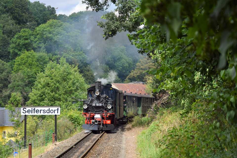 Im Vorfeld des diesjährigen Schmalspurbahnfestivals an der Weißeritztalbahn verkehrte am 15. Juli ein Sonderzug mit der 99 1608-1, hier bei der Ausfahrt in Seifersdorf.