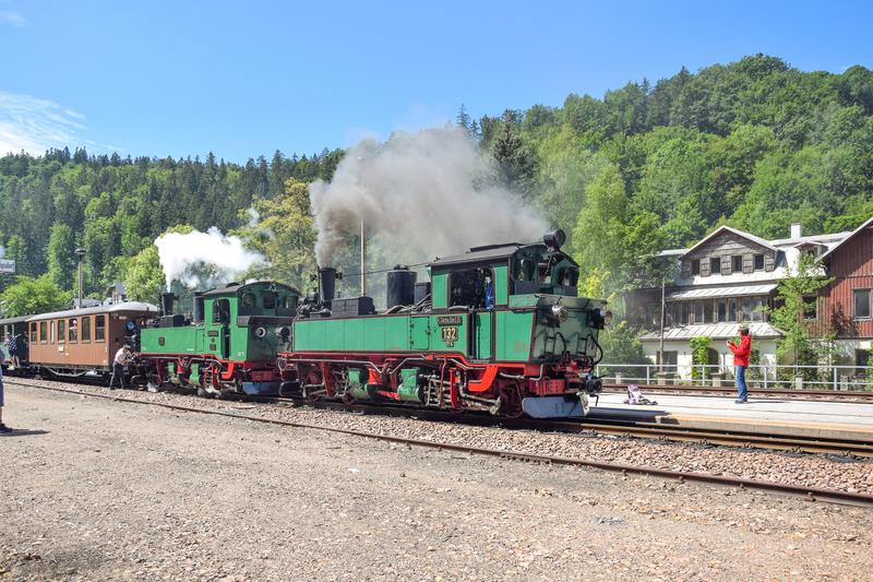 Von der Traditionsbahn Radebeul e. V. kam am 16./17. Juli der Traditionszug mit den IV K Nr. 132 (rechts) und Nr. 176 zum Einsatz, hier vor der Rückfahrt in Kipsdorf.