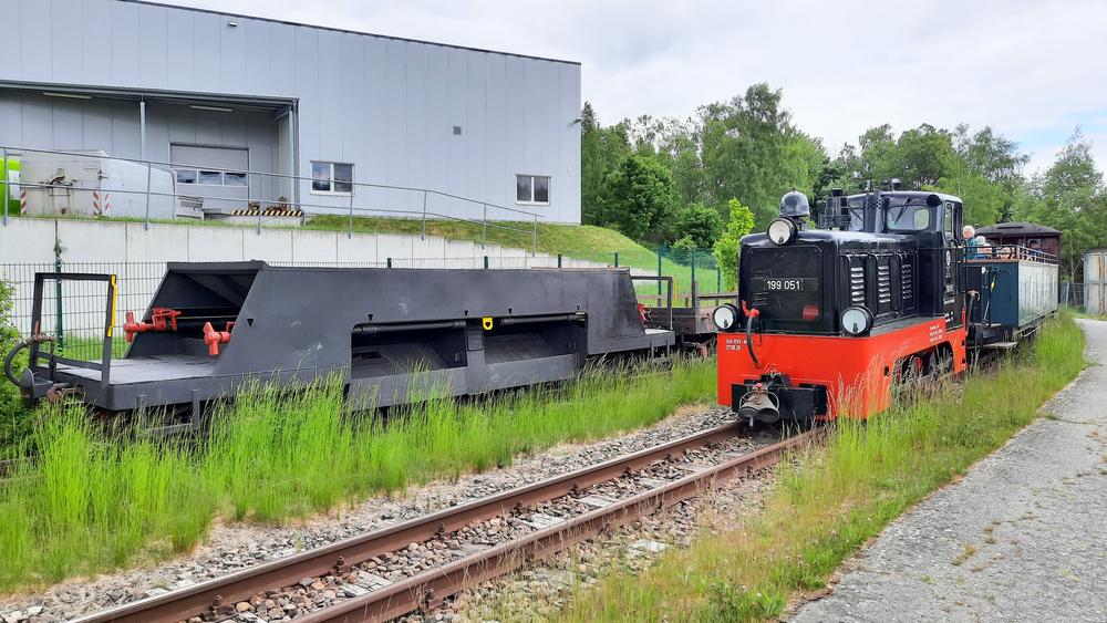 Am 26. Mai 2022 begegnete der von der Lok 199 051 geführte Zug der Museumsbahn Schönheide im Bf Stützengrün Bürstenfabrik dem aus Magdeburgerforth zurückgekehrten Schotterwagen. Er trägt die Nr. 97-20-90 in Zweitbesetzung, weil der OO mit dieser Nr. zuletzt in der Bürstenfabrik als Werkwagen diente.