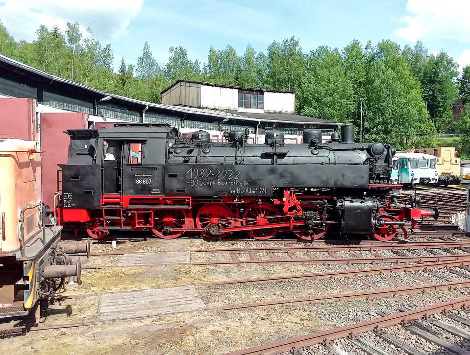 Bei den „Tagen der offenen Tür“ stellte der Vogtländische Eisenbahnverein Adorf e. V. Mitte Juni die Lok 86 607 mit der Aufschrift „1932 – 2022 – 90 Jahre Baureihe 86 im Bw Adorf“ aus.