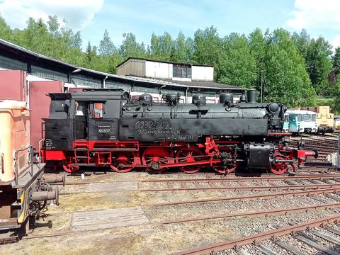 Bei den „Tagen der offenen Tür“ stellte der Vogtländische Eisenbahnverein Adorf e. V. Mitte Juni die Lok 86 607 mit der Aufschrift „1932 – 2022 – 90 Jahre Baureihe 86 im Bw Adorf“ aus.