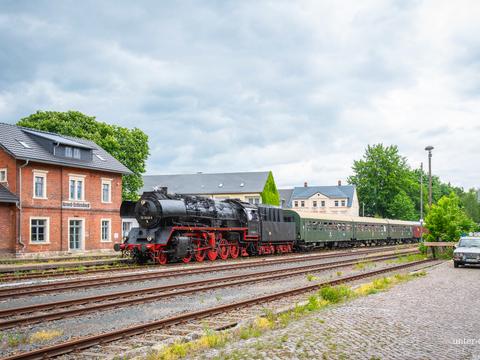 Das hatte es 17 Jahre lang nicht mehr gegeben – ein Dampfzug in Brand-Erbisdorf. Auf dem Rückweg von Holzhau nach Chemnitz befuhr der Sonderzug des SEM am 26. Mai 2022 die Stichstrecke von Berthelsdorf.