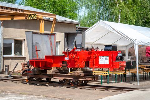 Am 18. Juni 2022 zeigte sich die im Sächsischen Eisenbahnmuseum in Chemnitz-Hilbersdorf in Aufarbeitung befindliche Hanomag-Dampflok mit angehefteten Blechen vom Kohlenkasten.