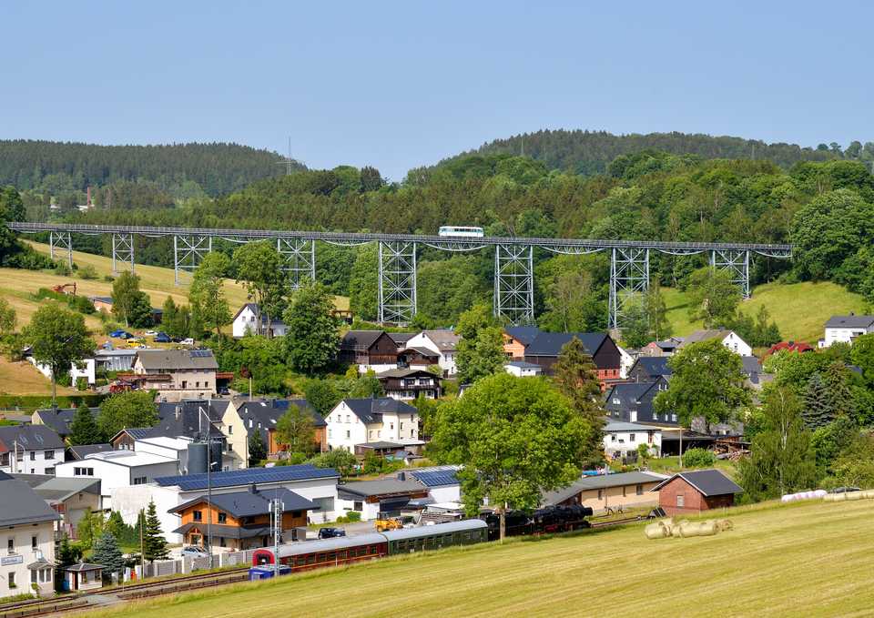Zwei Sonderzüge auf einem Bild: Am 18. Juni 2022 folgte dem auf der Vorseite abgebildeten LVT ein Dampf­zug mit der 50 3648-8. Bei dessen Halt im Bf Markersbach eilte der LVT über das Viadukt.