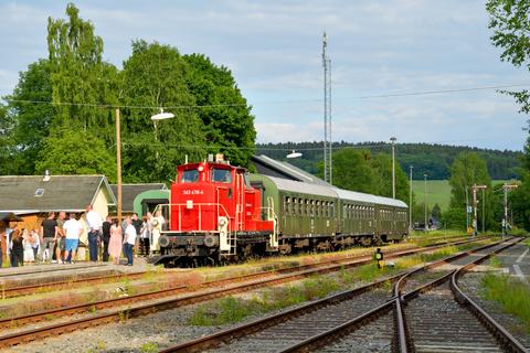 Der Sonderzug des VSE für die Nickelhütte Aue am 11. Juni 2022 im Bahnhof Schlettau; Zuglok war die Diesellok 363 678-4 der Gothaer Firma Railsystems RP GmbH.