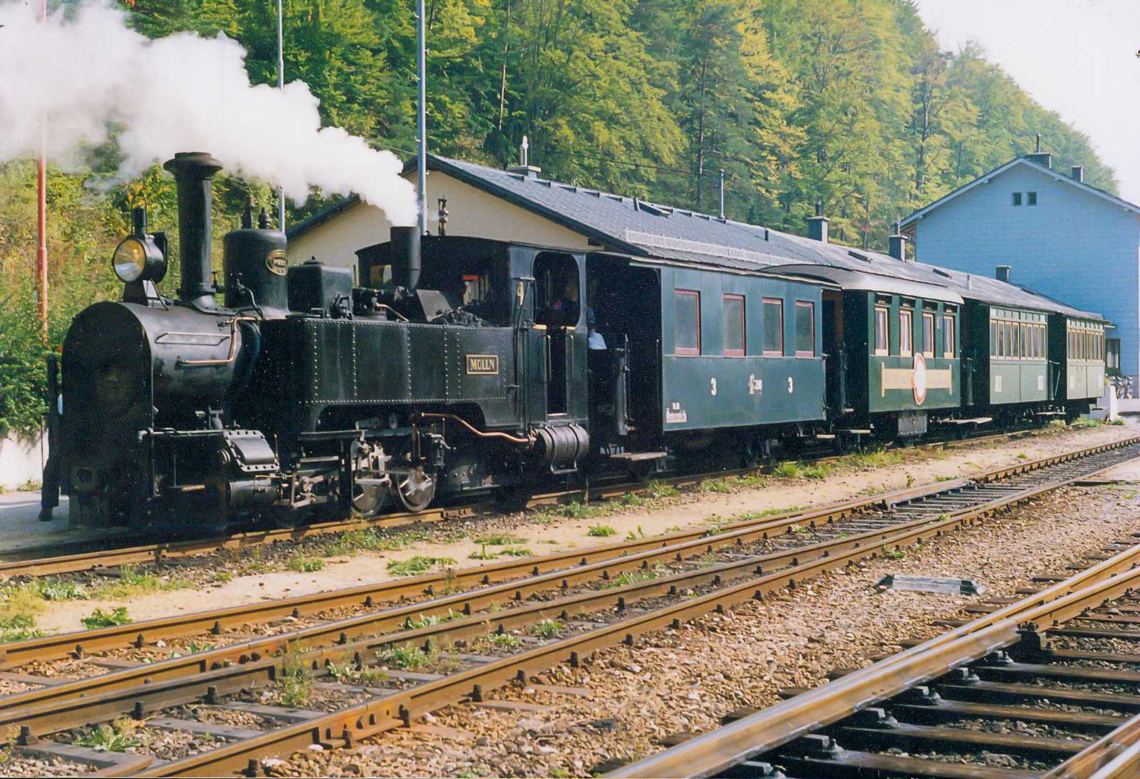 Von 1990 bis 2005 zog oft die Dampflok „Molln“ die Museumsbahnzüge der ÖGLB von Kienberg-Gaming nach Lunz am See über die Ybbstalbahn-Bergstrecke, hier im Sommer 1992 im Bahnhof Kienberg-Gaming.