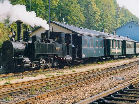 Von 1990 bis 2005 zog oft die Dampflok „Molln“ die Museumsbahnzüge der ÖGLB von Kienberg-Gaming nach Lunz am See über die Ybbstalbahn-Bergstrecke, hier im Sommer 1992 im Bahnhof Kienberg-Gaming.