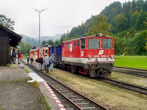 Solche von Diesellokomotiven der ÖBB-Reihe 2095 geführte Züge prägten im Herbst 2004 noch das Bild der Ybbstalbahn im bis 2010 von den ÖBB betriebenen Abschnitt Waidhofen – Lunz am See, wo nach dem Umsetzen der Lokomotive diese Aufnahme entstand. Der eingereihte Güterwagen diente als Fahrradwagen.