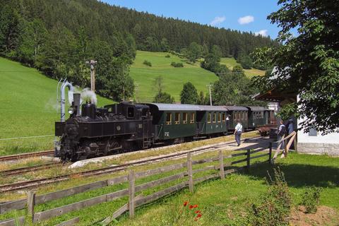 Beim Bahnhof Pfaffenschlag befindet sich der Scheitelpunkt der Ybbstalbahn-Bergstrecke. Am 25. Juni 2007 hat die Uv 1 mit einem Museumszug nach Lunz am See diesen Bahnhof erreicht.