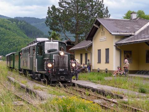 Ab Juli 2013 verkehrten die Museumszüge der ÖGLB über Lunz am See hinaus 11 km weiter bis nach Göstling an der Ybbs, wo diese Aufnahme mit den Diesellokomotiven 2190.01 (Vorspann) und 2093.01 (Zuglok) entstand. Der Museumszugbetrieb in diesem Abschnitt war jedoch von kurzer Dauer.