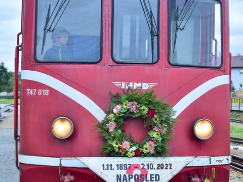 Am 2. Oktober 2022 trug die Diesellok 705.918 zur Betriebseinstellung der Neuhauser Lokalbahn einen Trauerkranz. Das Schild an der Lokomotive ist übrigens dasselbe wie am 15. Januar 1997 beim Abschied nach Nová Bystřice.