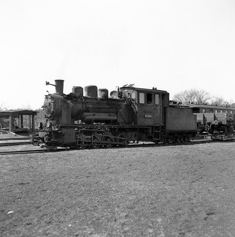 In diesem PK sei an die einst beim „Pollo“ eingesetzten Lokomotiven erinnert. Das älteste in der Redaktion vorhandene Foto zeigt die 1967 verschrottete 99 1401 am 13. April 1958 in Glöwen.